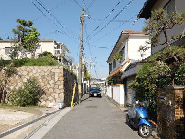 町のすべてが第1種低層住居専用地域と第1種中高層住居専用地域のいずれかに指定されており、一戸建てが多く立ち並ぶ住宅街。