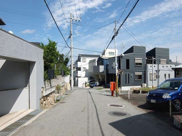 駅からの道のりは勾配のある坂道。(駅との高低差は約50m)