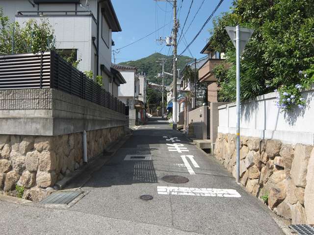 道幅は狭く入り組んでいますが、閑静な住環境が魅力。