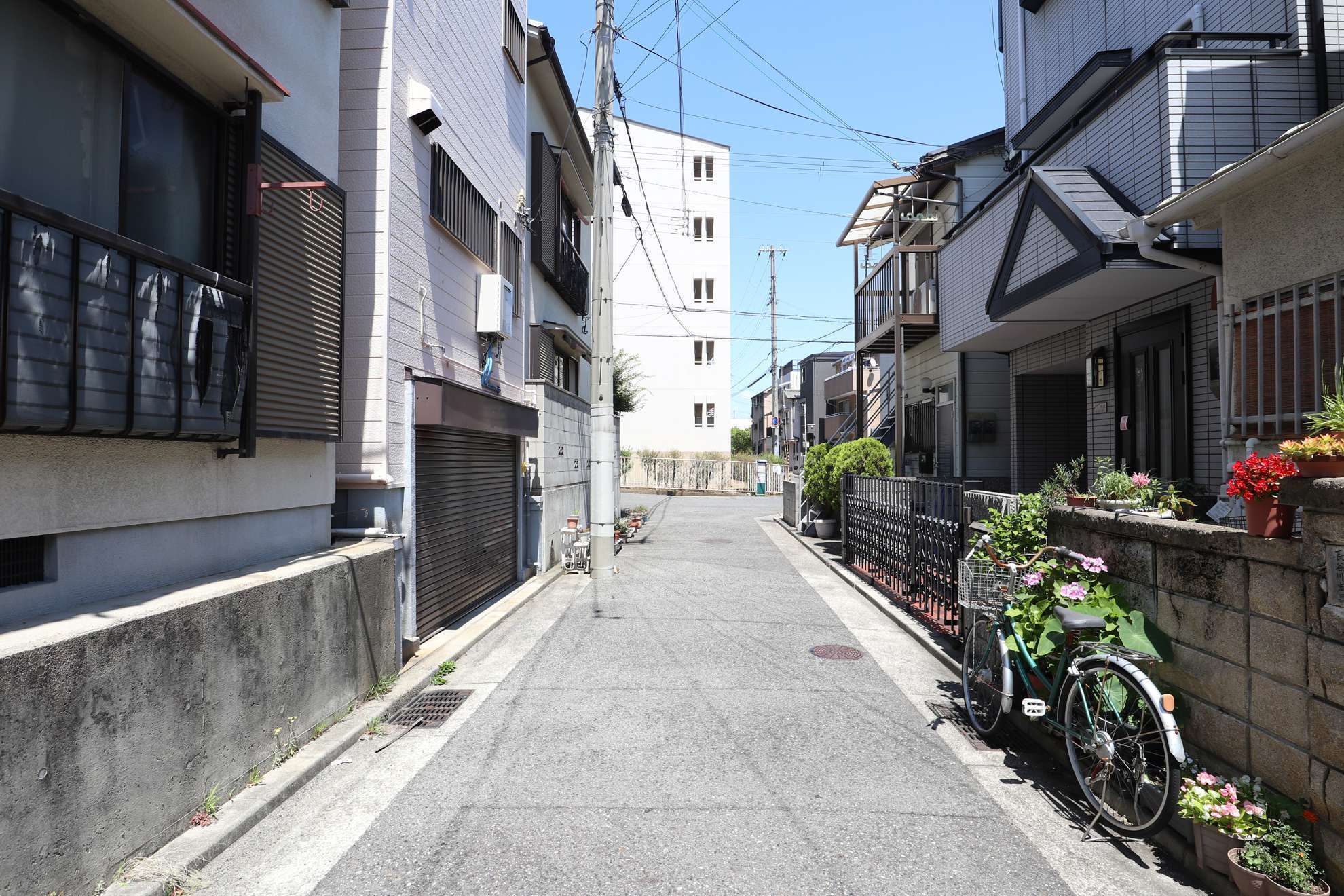 町の中に入ると、細い道が多く、入り組んだ街並みです。
