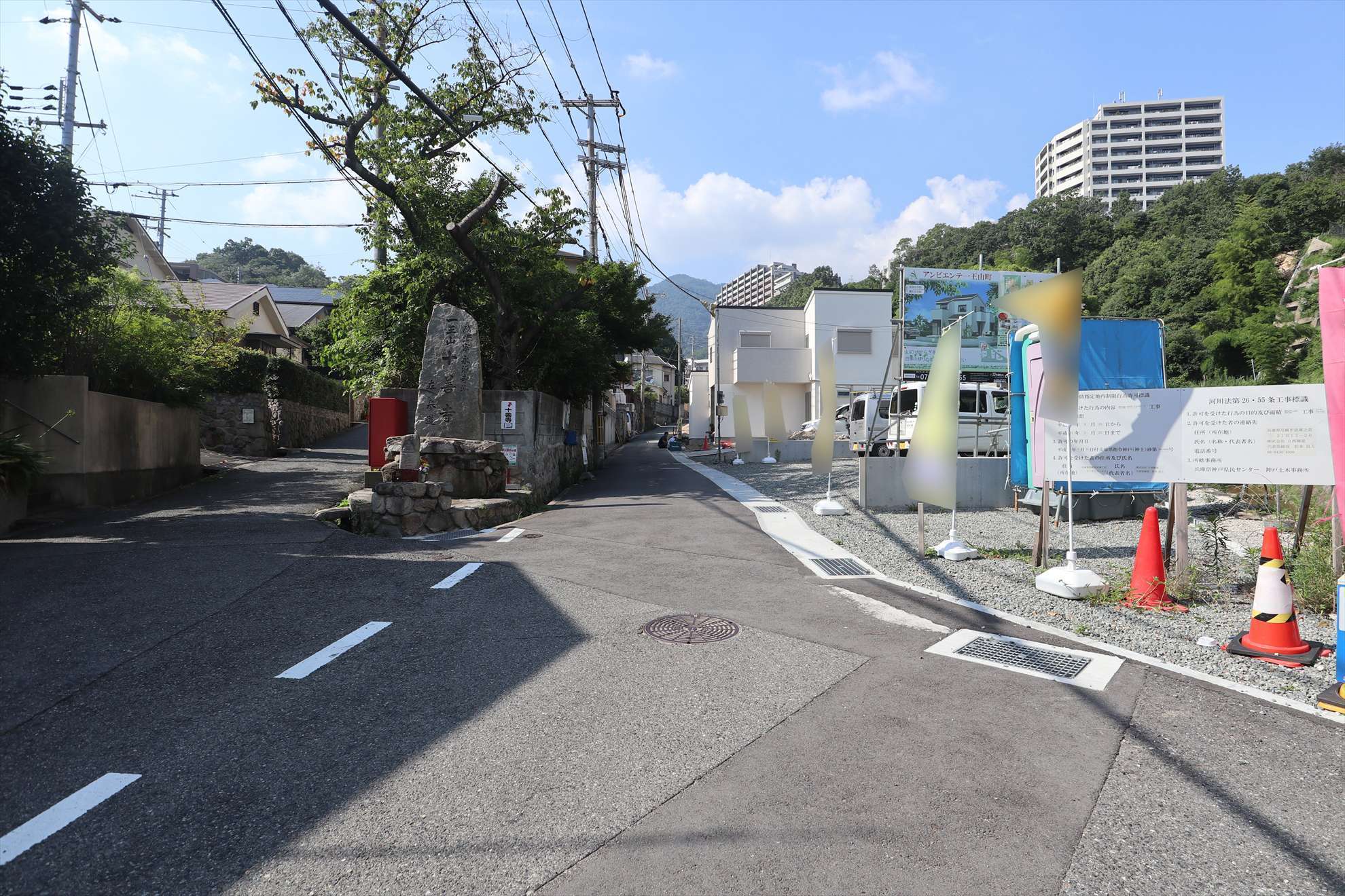 『一王山町』は一戸建てやマンションなどが混在する町。高台のため、駅からの道のりは坂道です。