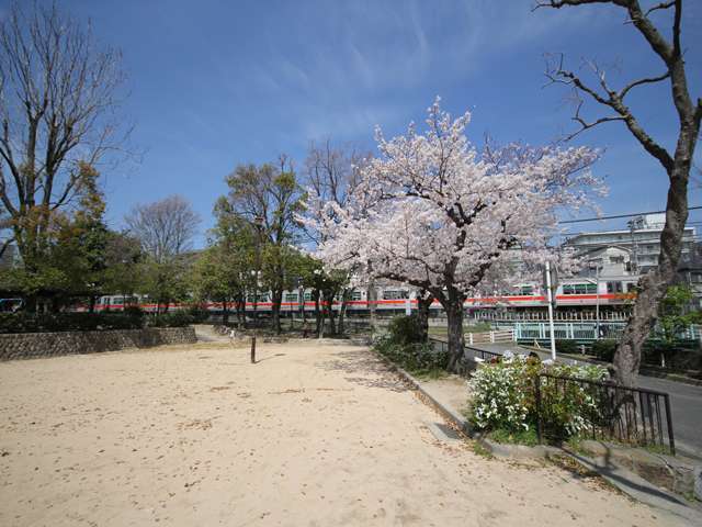 『岩屋公園』は、西側の球技が楽しめる広いグラウンドと東側の砂場、スベリ台、動物遊具などが設置された子供の遊び場に分かれています。