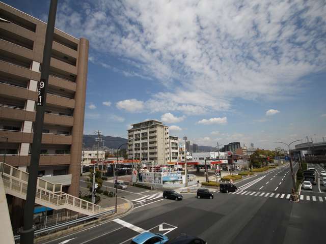 国道43号線と国道2号線が合流する付近。店舗や事務所、工場など様々な建物が混在しています。