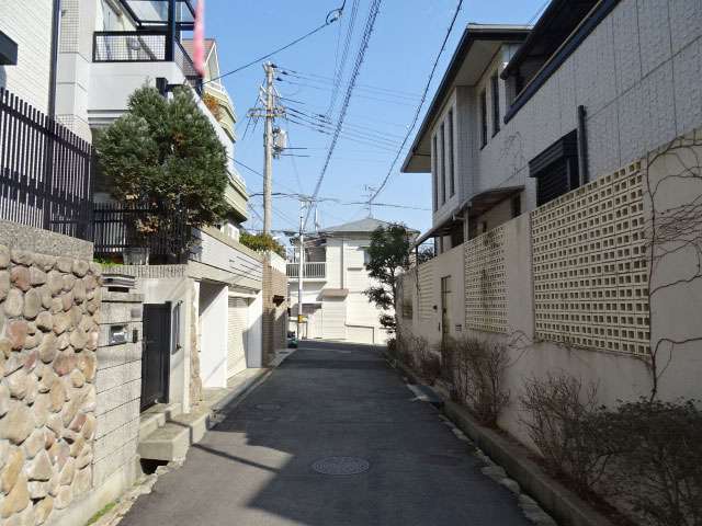 道幅の狭い街路が多いですが、閑静な住環境が魅力。