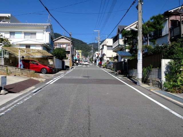 六甲山系の山麓に位置する南斜面地の町。