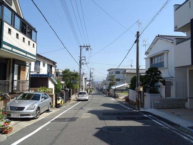 高台のため、駅からの道のりは中程から勾配のある坂道です。(駅との高低差は約30m)