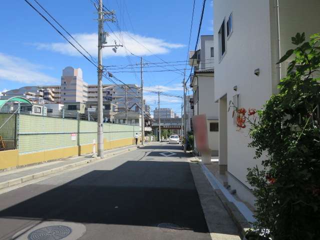 一戸建てやマンションの他、店舗や事務所などが混在しています。