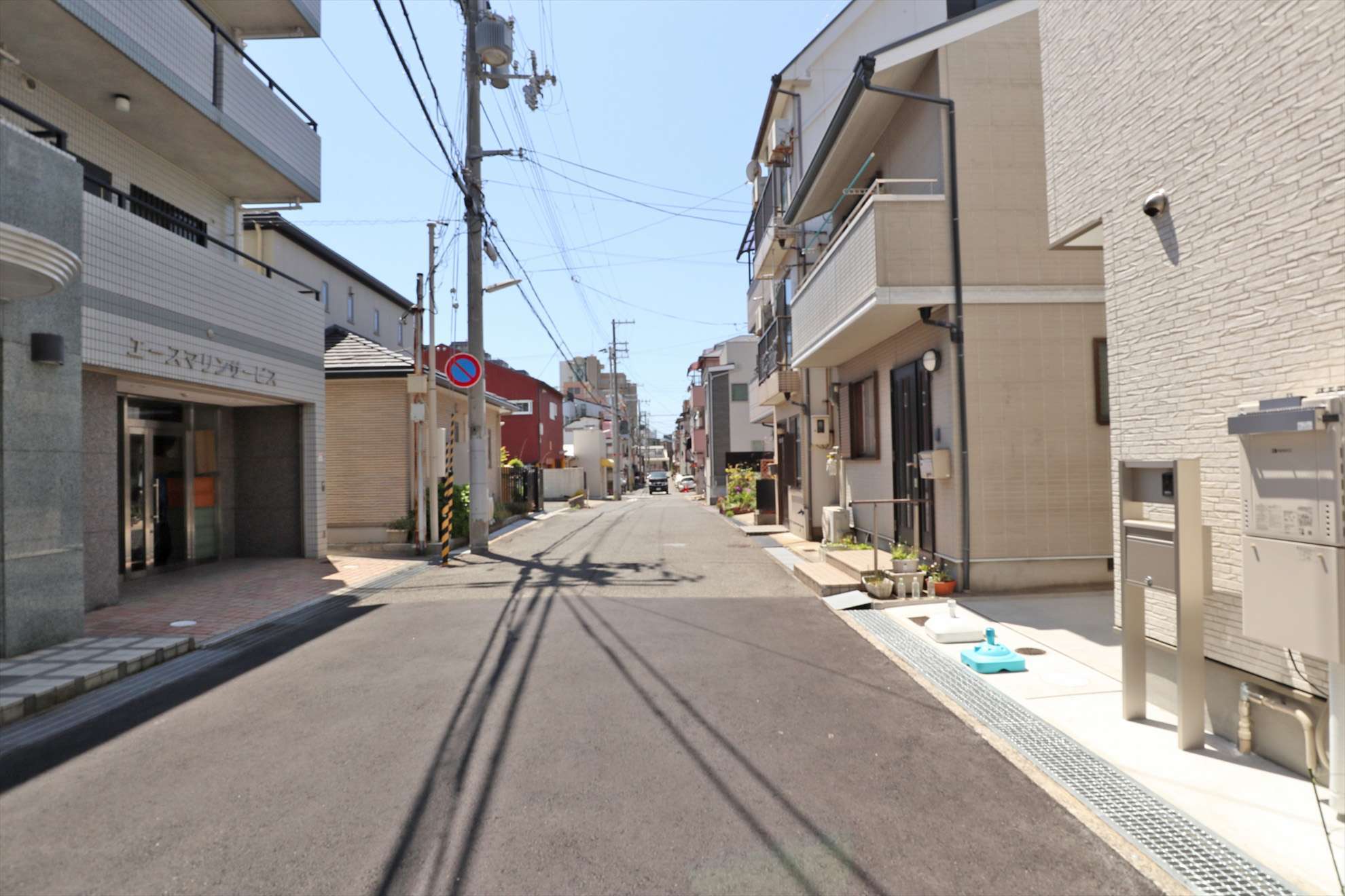 一戸建てやマンション、ハイツ、事務所などが混在しています。