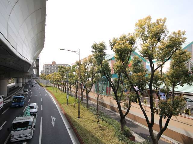 国道43号線沿いには緑地帯や防音壁が設けられています。