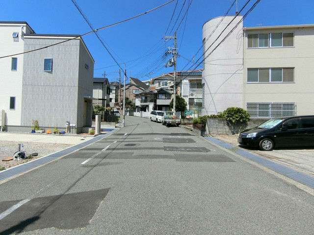 一戸建てや小規模なマンションが混在しています。