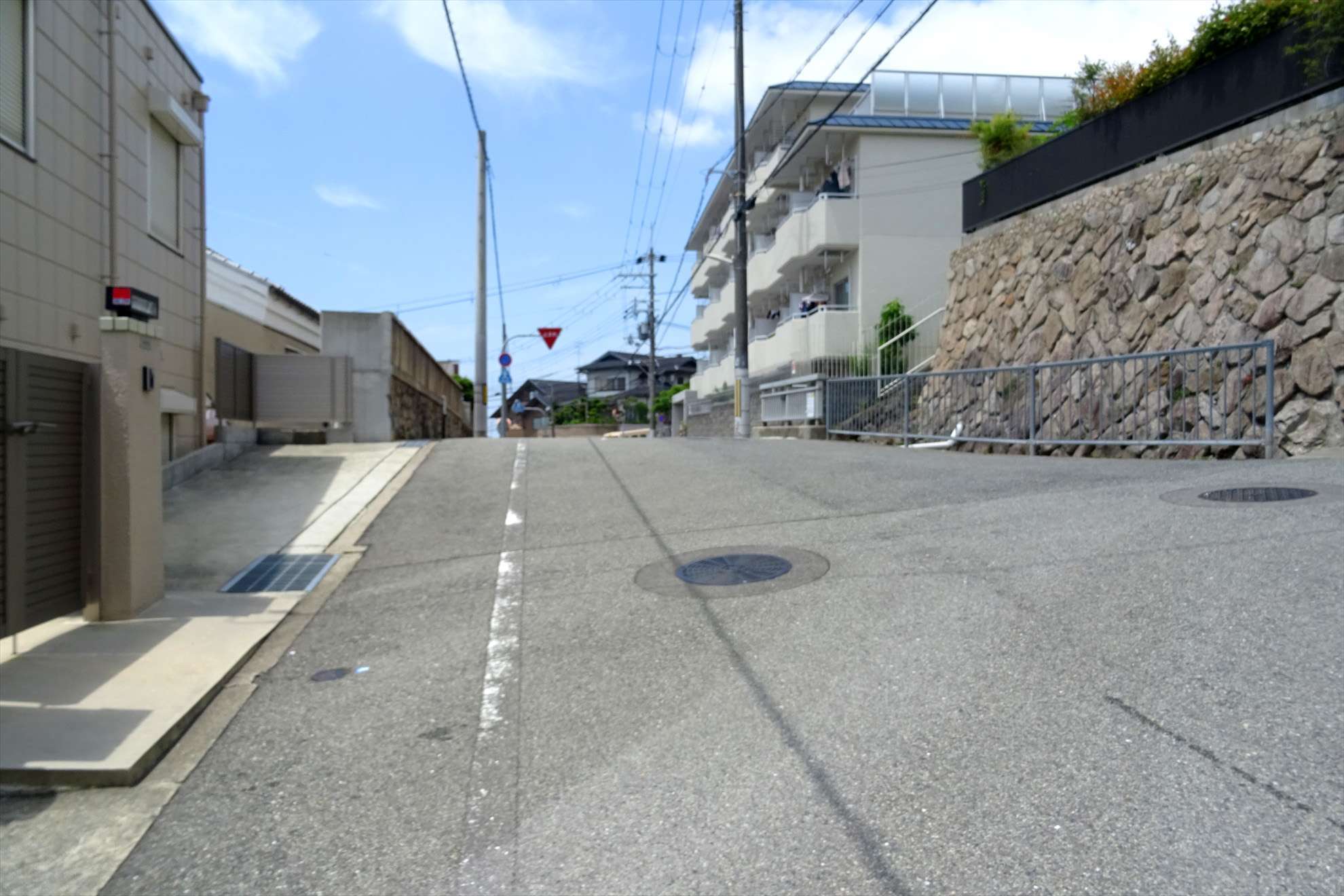 ゆるやかな南斜面地の住宅地です。