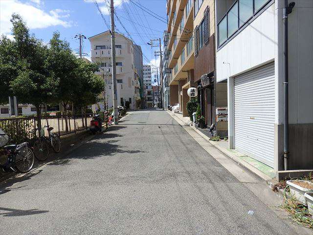 町中には小さな公園があります。