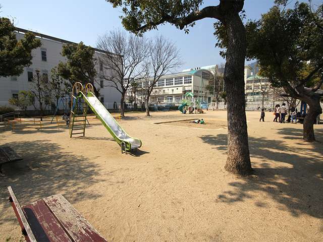 『稗田公園』の園内には木が多く、暑い夏の日も木陰で子供達を見守ることができます。