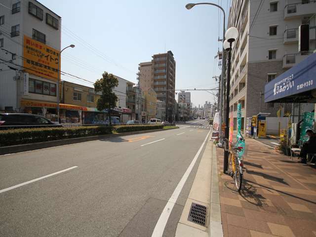 『灘警察署』近くの山手幹線。道路沿いには店舗が並び、賑やかな雰囲気です。