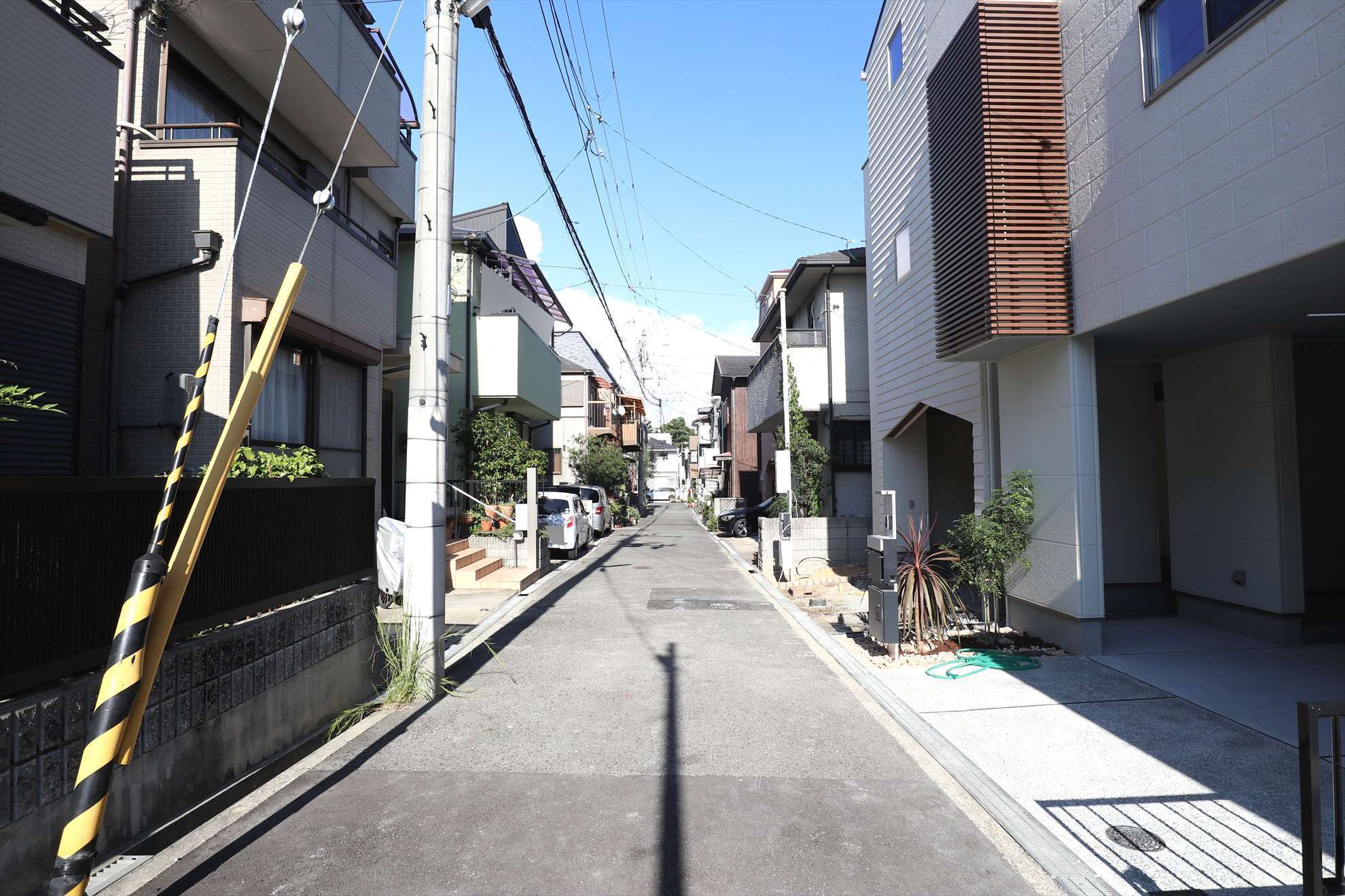 一戸建てやマンション、ハイツなどが混在し、一部道幅の狭い場所もありますが、概ね区画の整った街並みです。