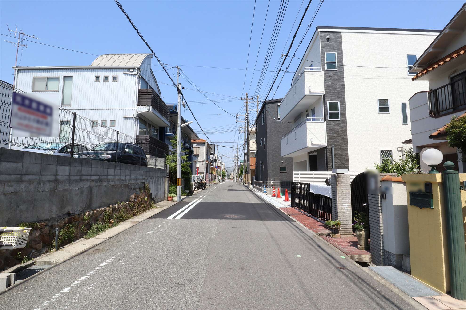 『楠丘町4丁目』は一戸建てやマンションなどが混在する区画の整った町。