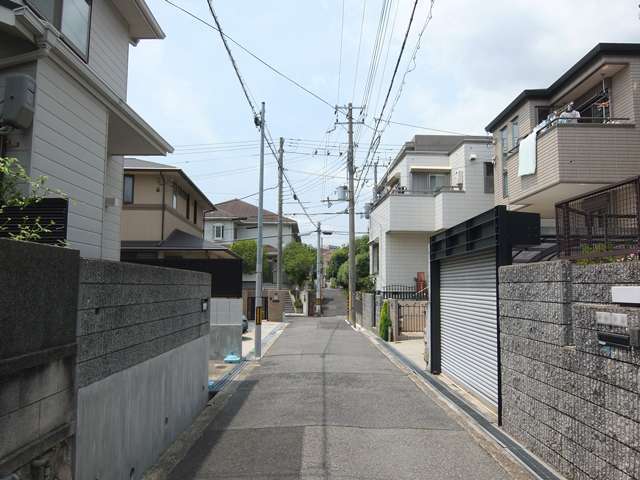 道幅は狭いですが、落ち着いた雰囲気の街並みです。