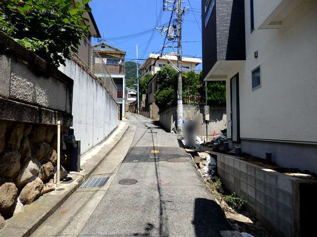 バス通りから一本中に入ると道幅は狭く入り組んでいますが、車の通りが少ない静かな住環境が魅力。