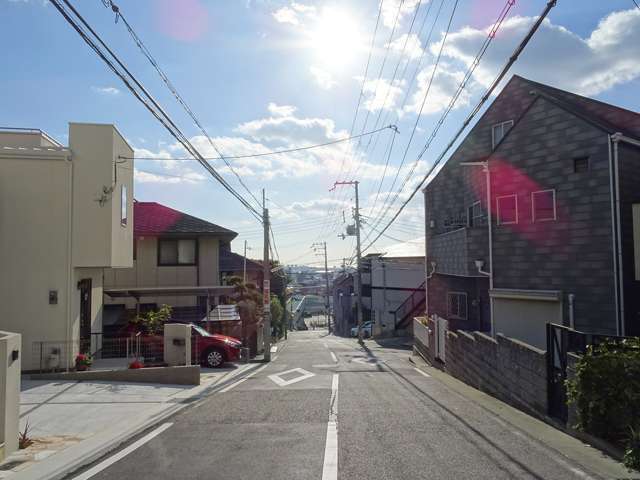 町のすべてが第1種中高層住居専用地域に指定され、マンション中心のエリアと一戸建て中心のエリアにはっきり分かれています。