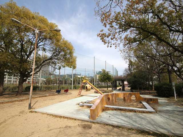 『大和公園』は本格的にスポーツが楽しめる場所。滑り台や砂場、ブランコ、動物遊具などが設置され、小さな子供の遊び場にもピッタリ。