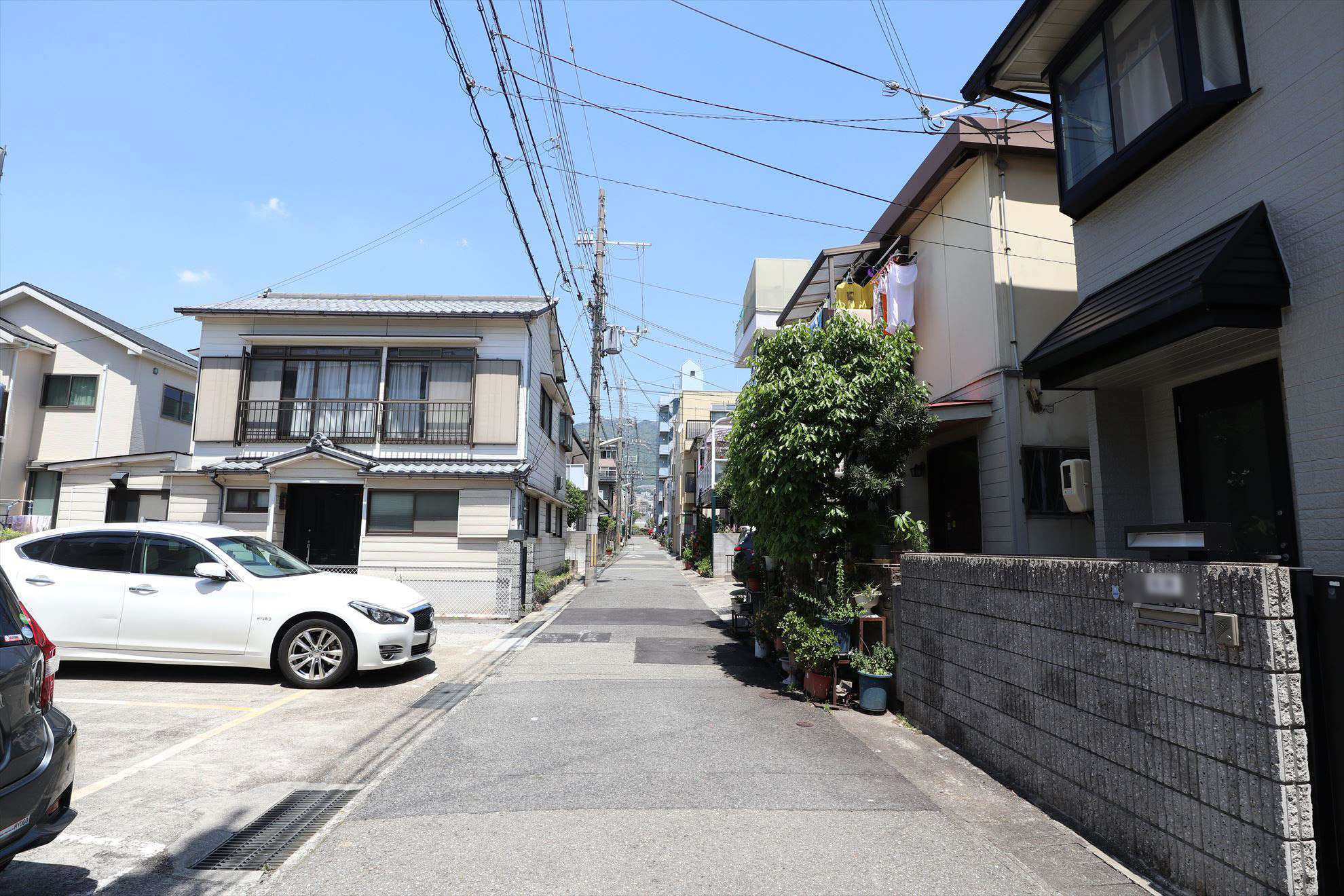 道幅は狭いですが、区画の整った街並みです。