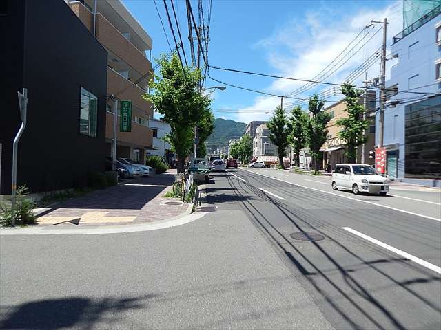 国道2号線にアクセスしやすい、車の移動に便利な立地。