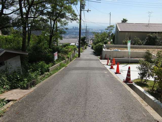 高台のため、勾配の急な坂道が続きますが、南斜面地で日当たりが良く、明るい雰囲気の街並み。