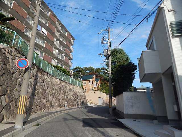 アップダウンの坂道があり、勾配は比較的急で、自転車での移動は不向き。