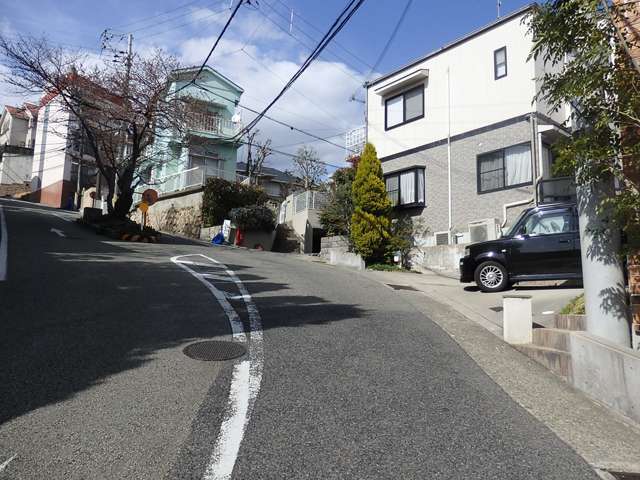 高台に位置し、駅からの道のりは中程から勾配の急な坂道が続きます。