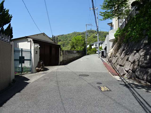 山の緑に囲まれた自然豊かな住環境が魅力です。