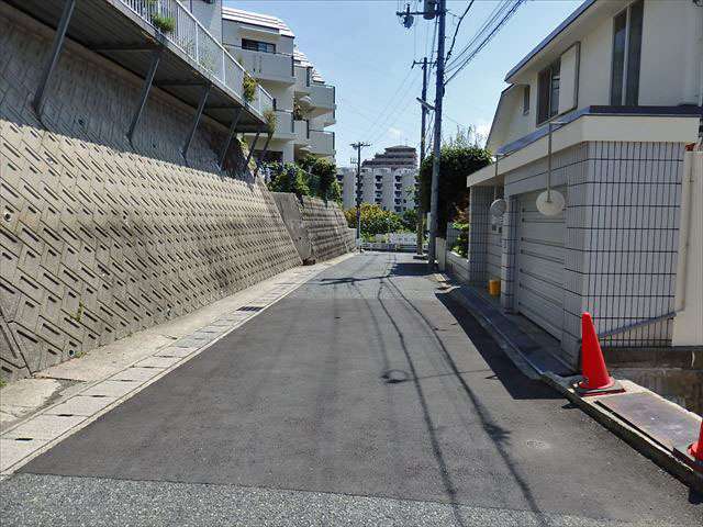 『篠原台』は一戸建てやマンションなどが混在する住宅地。