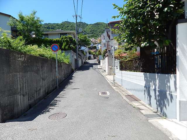 六甲山系の山麓付近の町。勾配の急な坂道が多いです。