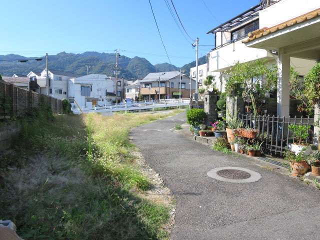 北側には六甲山系の山々が臨めます。緑豊かで子供の遊び場にぴったりです。