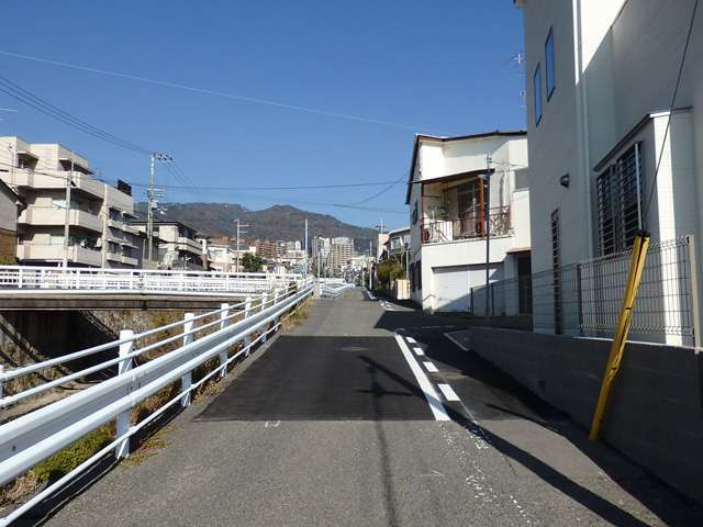 六甲川が町の北西側を流れています。一戸建てやマンションなどが混在し、駅からの道のりは坂道です。