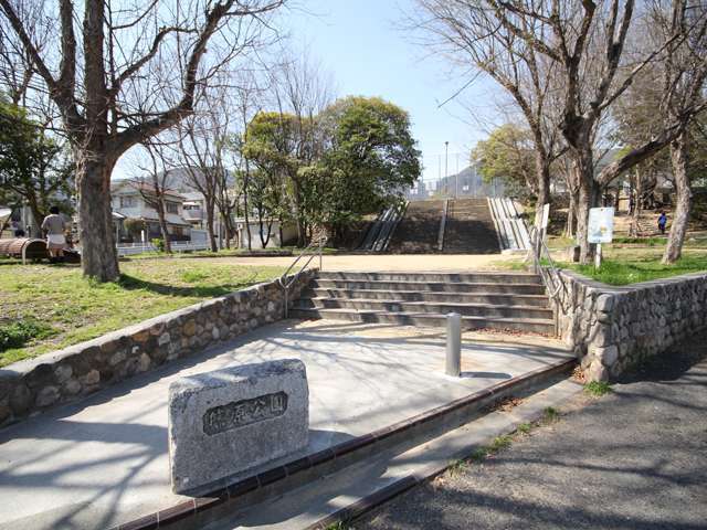 『篠原公園』。公園の周囲は木々に囲まれ、緑豊か。砂場、動物遊具、ブランコ、プレイウオールなどがあり、小さな子供も楽しめます。