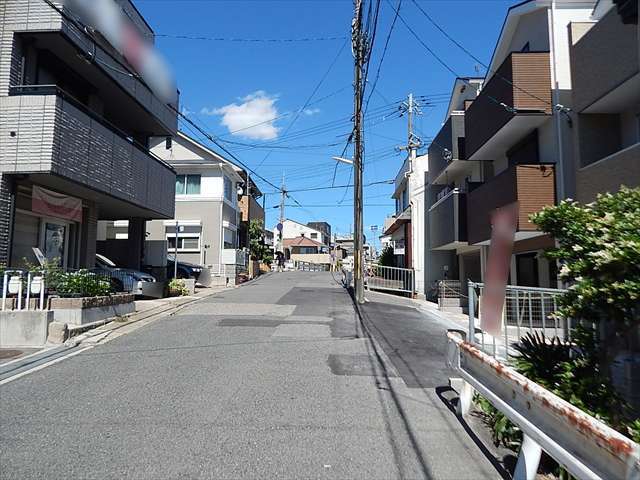 第1種中高層住居専用地域に指定され、一戸建てやマンションなどが混在しています。
