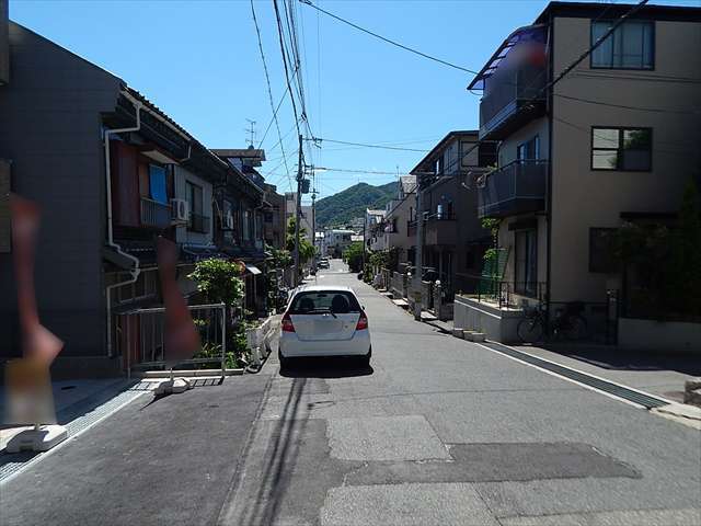 道幅がやや狭いところもありますが、緑豊かで閑静な住環境が魅力。
