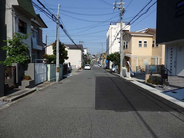 駅からの道のりはアップダウンがあります。