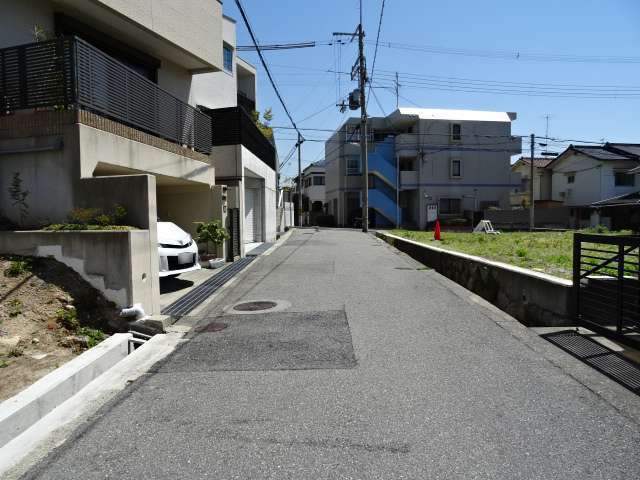 戸建てやマンションが混在しています。