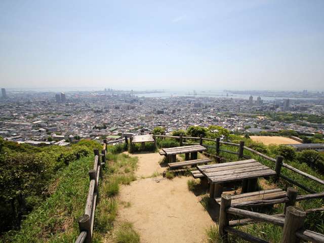 町の北東方向にある、『五鬼城展望公園』。タイミングにはよっては、180度以上に広がるパノラマ眺望が望めます。