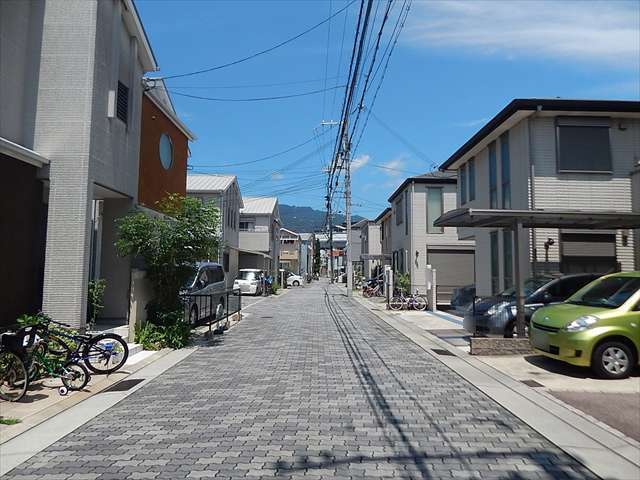 『新在家南町4丁目』は灘五郷の一つ、西郷と呼ばれるエリアにあり、一戸建てやマンションの他、酒造メーカーの工場などが混在しています。