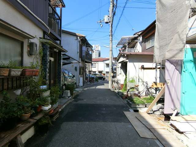 道幅は狭くやや入り組んでいますが、落ち着いた雰囲気の街並み。
