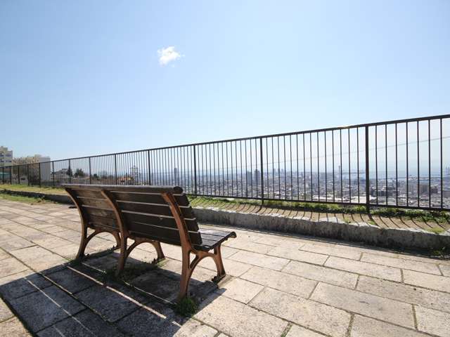 町から少し北側にいったところにある『灘丸山公園』。広大な敷地と市街地や海を見渡せる眺望が魅力。
