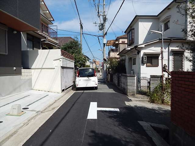 道幅は狭くやや入り組んでいますが、落ち着いた雰囲気の街並みです。