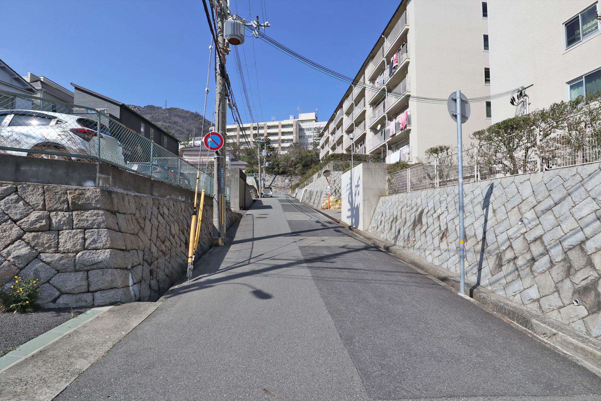 駅からの道のりは勾配のある坂道。