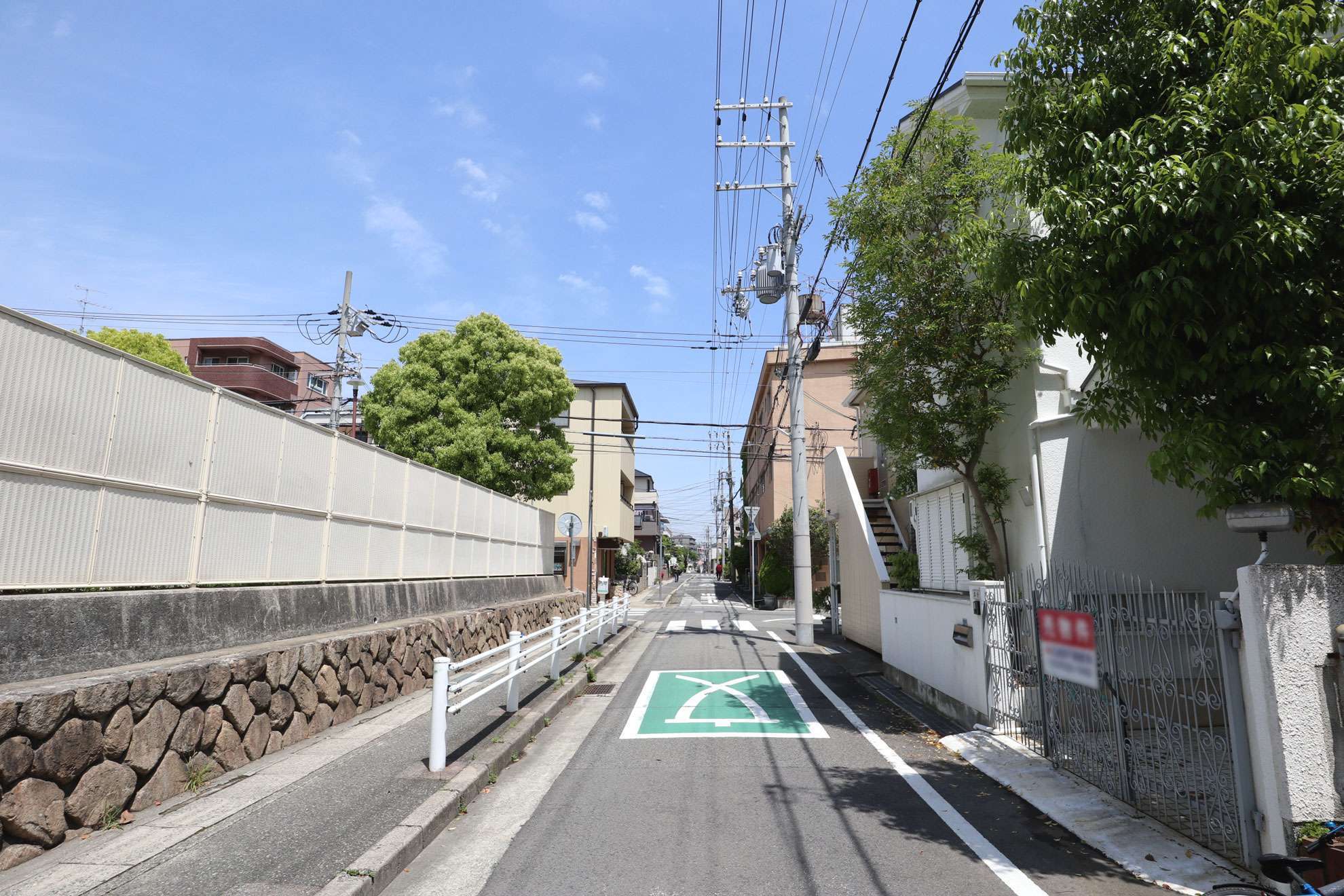 道幅は狭く、一方通行の通りが中心ですが、直線的な街路ですっきりしています。