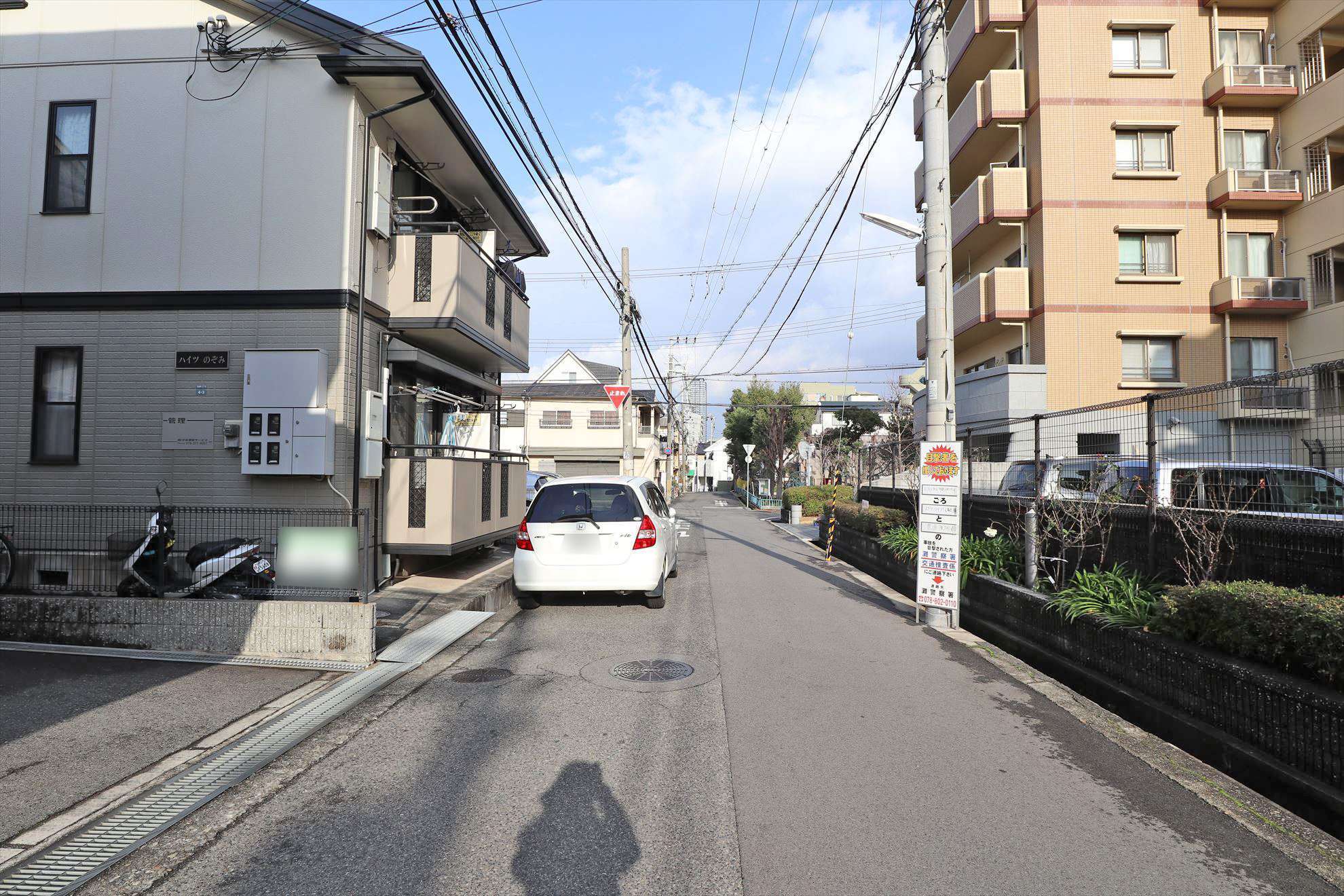 道幅は狭いですが、区画の整った街並み。