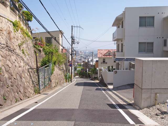 長峰中学校へ通じる坂道。灘区内屈指の急勾配の坂道で、全長は約560m。坂の途中からは市街地の風景が見える、絶景スポットです。