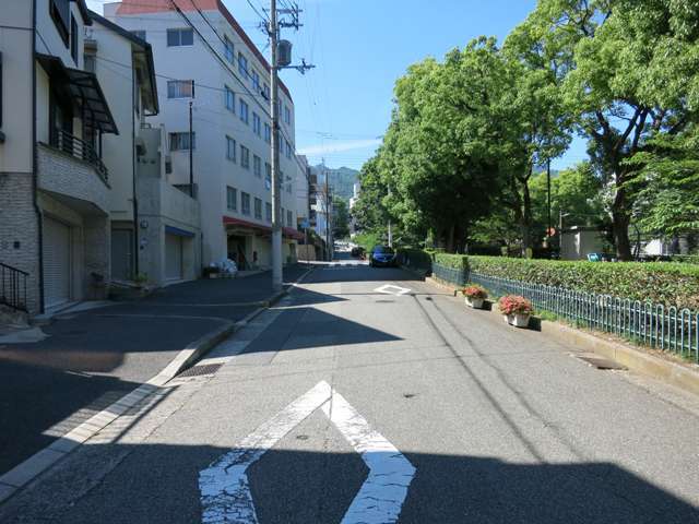 町の東側を西郷川が流れ、川沿いは「青谷川街園」で緑豊か。