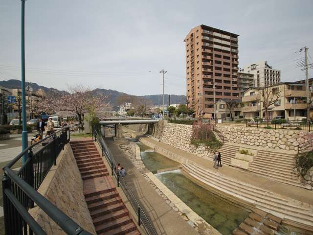都賀川。川沿いは遊歩道が整備され、清流の川辺をお散歩が楽しめます。